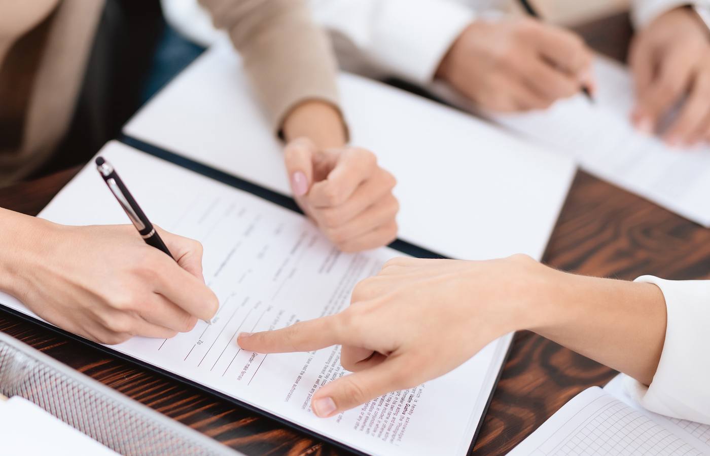 Firma de documentación en el despacho
